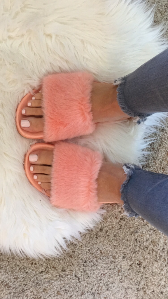 MUST HAVE FUR SLIDES