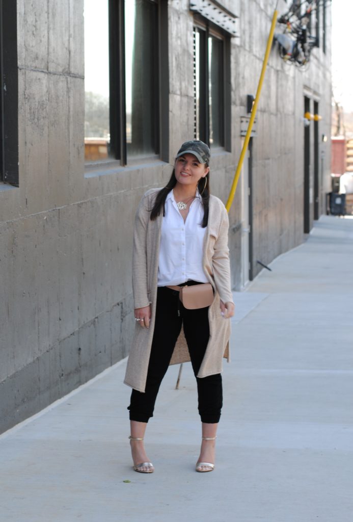 Casual Chic Spring Look. Long Cardigan, Joggers, Fanny Pack. @julia.marie.b