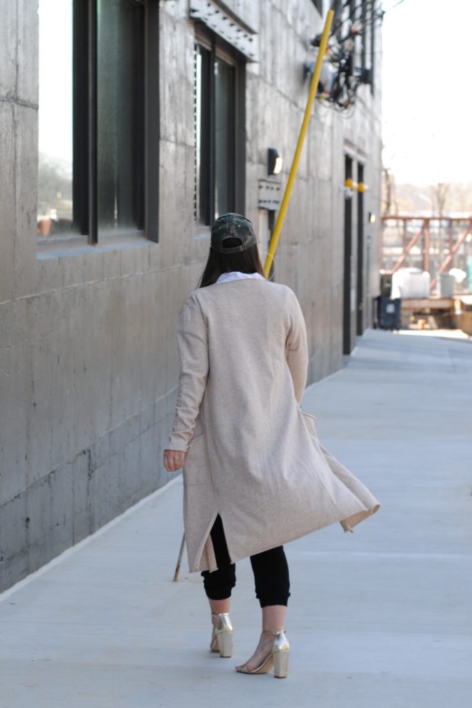 Casual Chic Spring Look. Long Cardigan, Joggers, Fanny Pack. @julia.marie.b