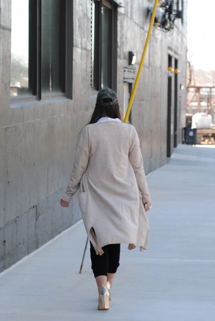 Casual Chic Spring Look. Long Cardigan, Joggers, Fanny Pack. @julia.marie.b