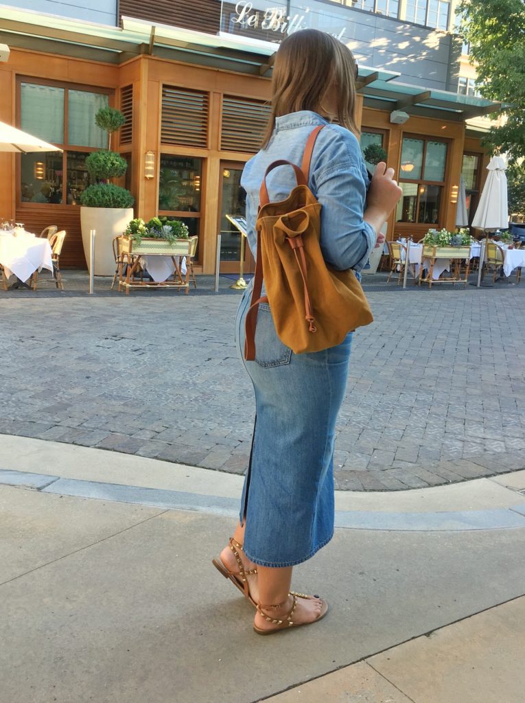 CASUAL CHIC FASHION: DENIM MIDI PENCIL SKIRT @julia.marie.b