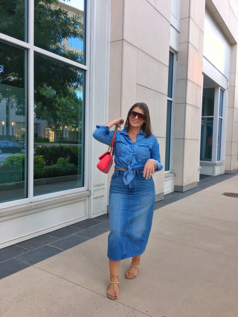 CASUAL CHIC FASHION: DENIM MIDI PENCIL SKIRT @julia.marie.b