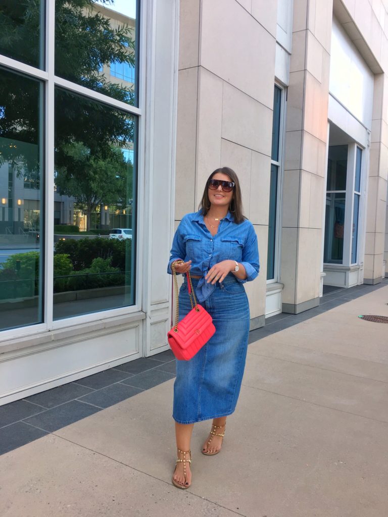 CASUAL CHIC FASHION: DENIM MIDI PENCIL SKIRT @julia.marie.b