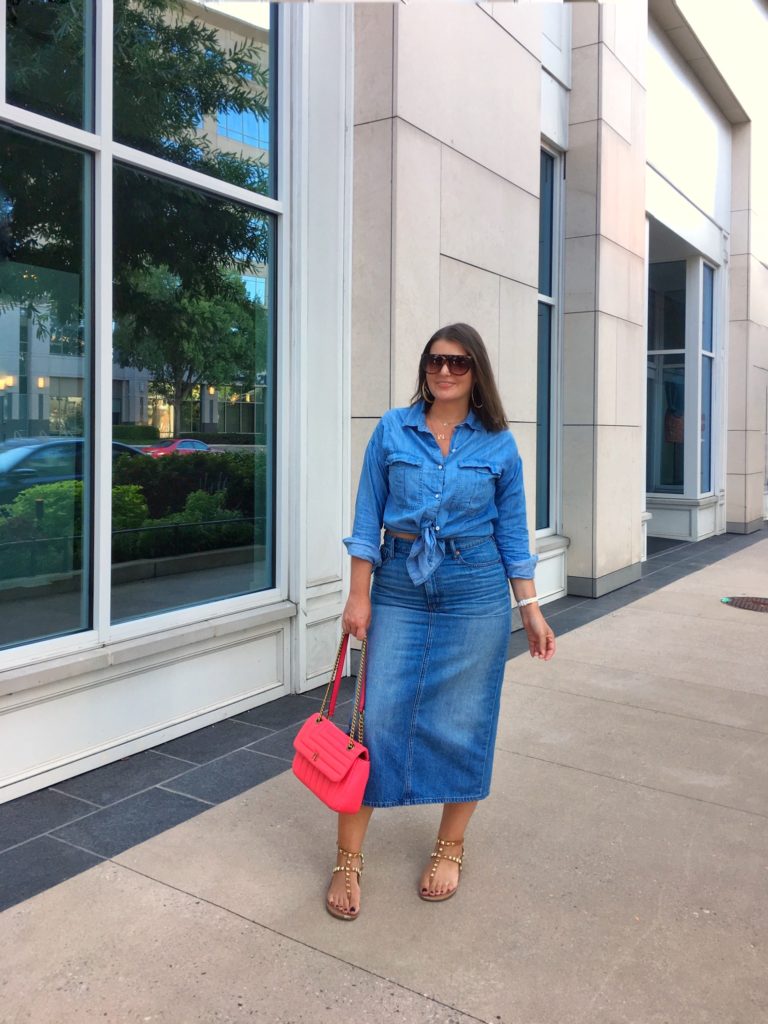 CASUAL CHIC FASHION: DENIM MIDI PENCIL SKIRT @julia.marie.b