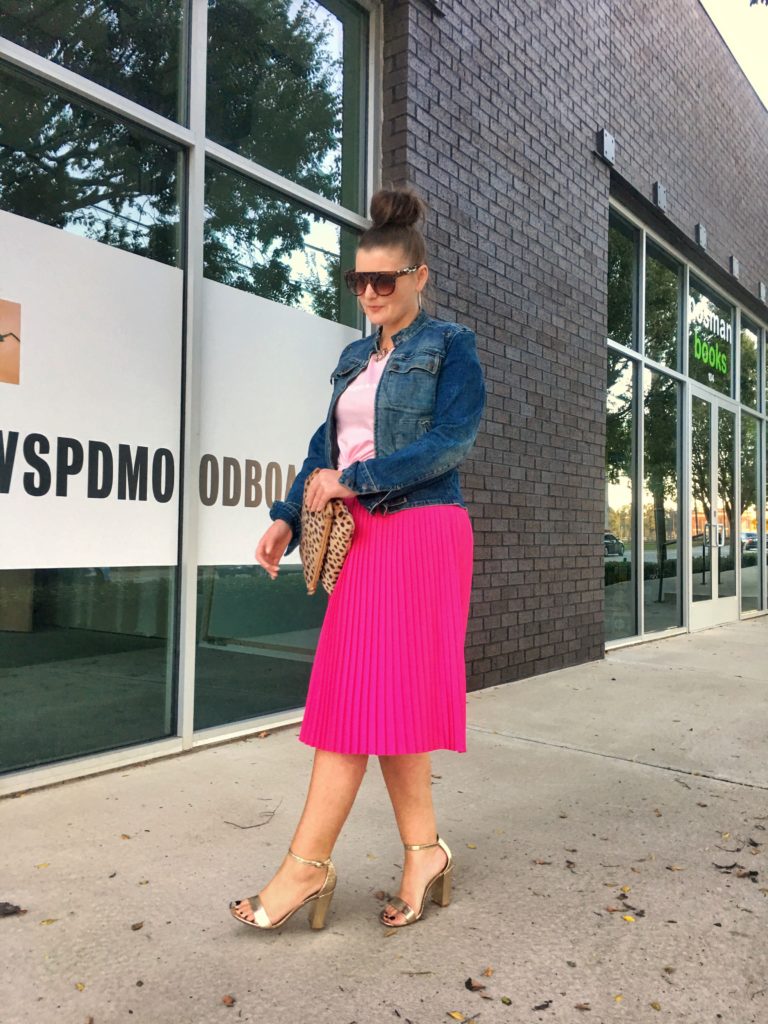 How to Wear a Graphic T-Shirt with a skirt @julia.marie.b