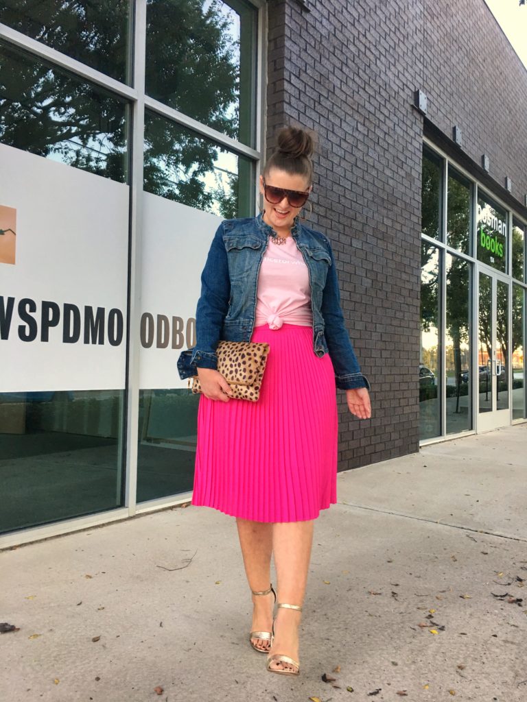 How to Wear a Graphic T-Shirt with a skirt @julia.marie.b