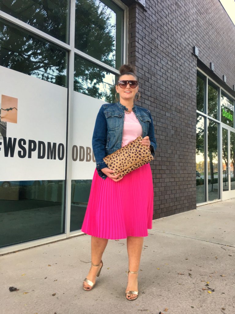 How to Wear a Graphic T-Shirt with a skirt @julia.marie.b