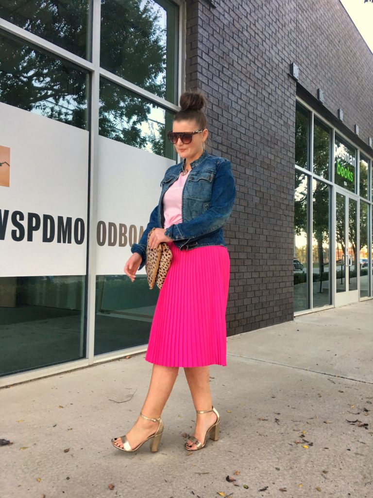 How to Wear a Graphic T-Shirt with a skirt @julia.marie.b