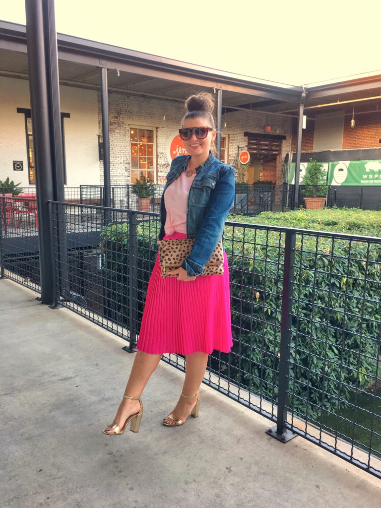 How to Wear a Graphic T-Shirt with a skirt @julia.marie.b