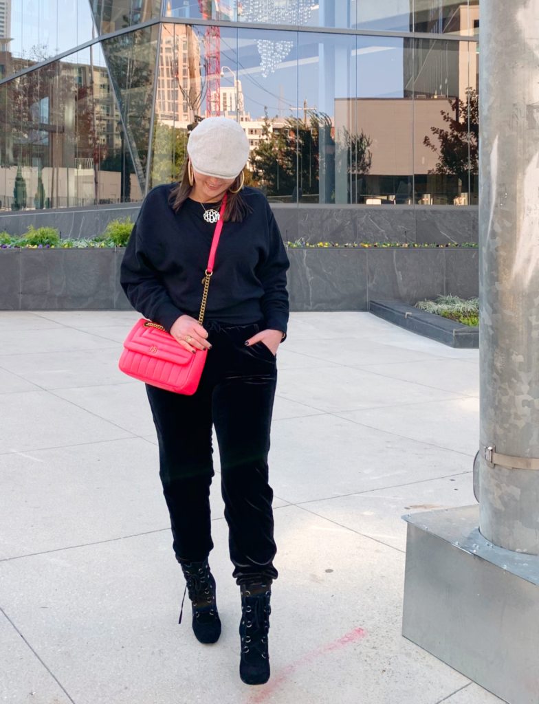 STREET STYLE: VELVET JOGGER SET @julia.marie.b