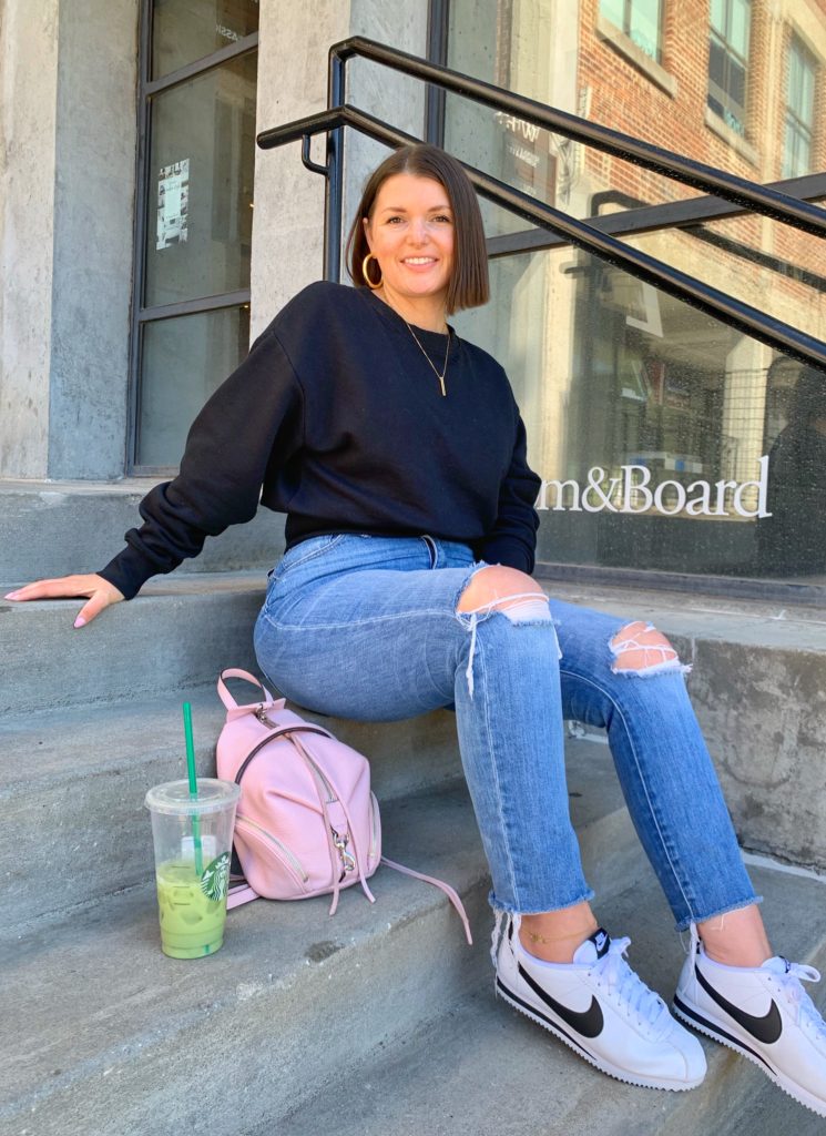 CLASSIC OUTFIT: DENIM AND SNEAKERS @julia.marie.b