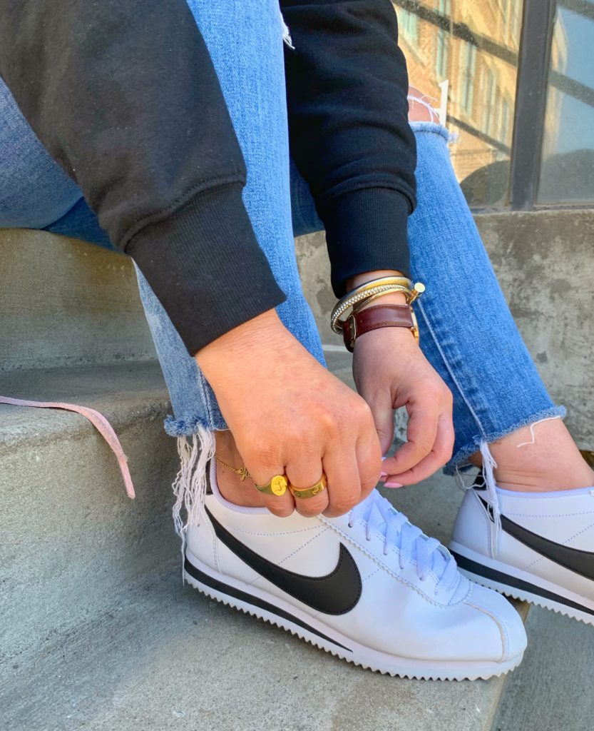 CLASSIC OUTFIT: DENIM AND SNEAKERS @julia.marie.b