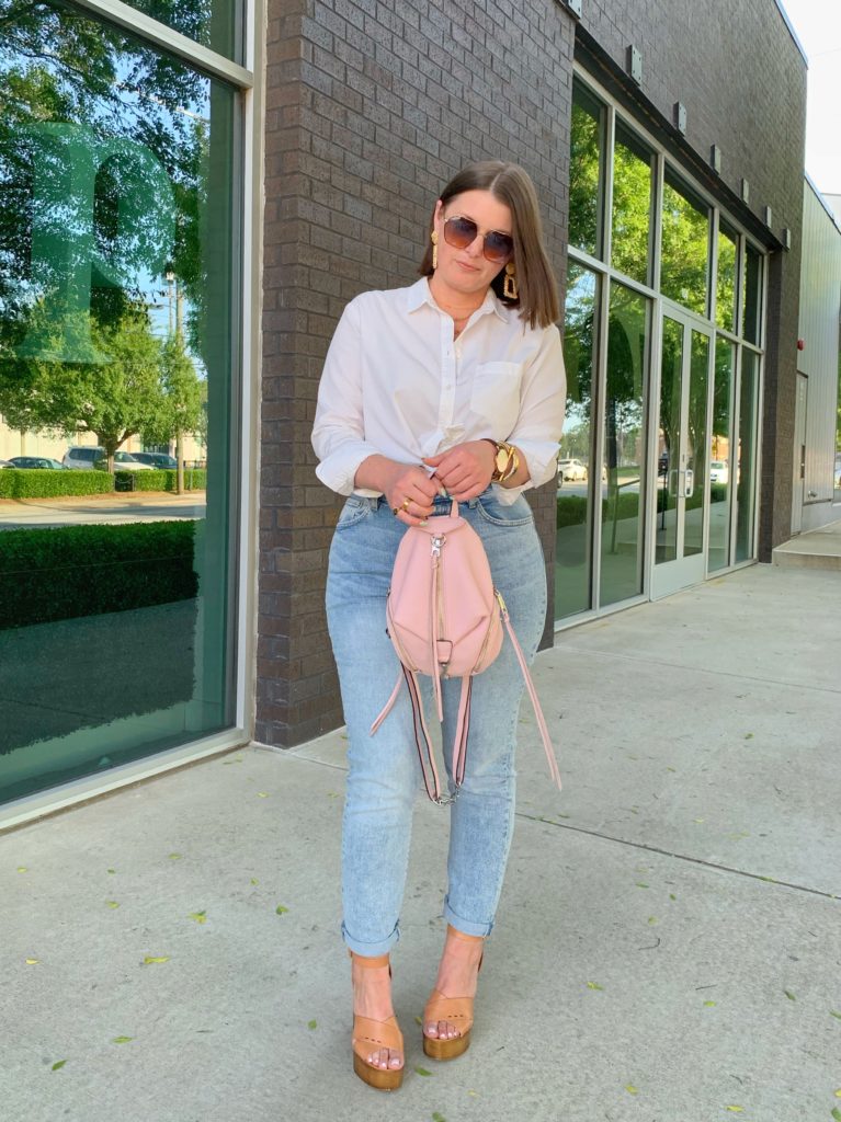 DENIM AND WHITE OUTFIT: HOW TO WEAR MOM JEANS WITH CURVES WITHOUT LOOKING FRUMPY. READ STYLING TIPS HERE: http://www.juliamarieb.com/2019/05/20/how-to-wear-mom-jeans-with-curves-and-not-look-frumpy/   @julia.marie.b