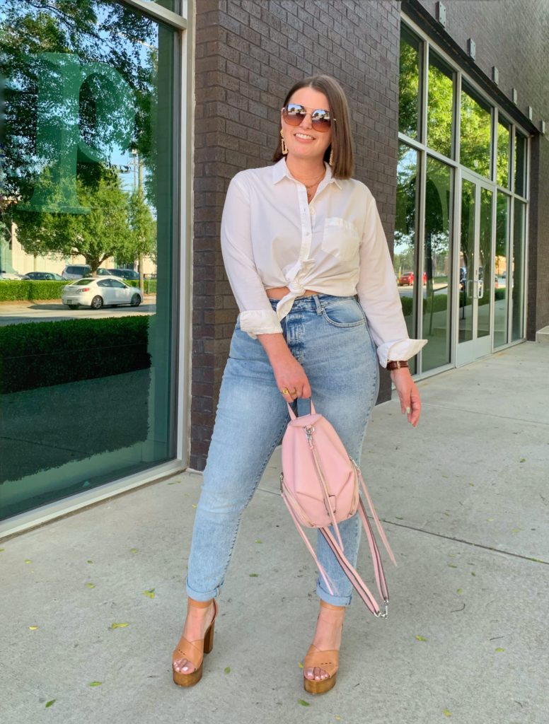 WITH CURVES WITHOUT LOOKING FRUMPY. READ STYLING TIPS HERE: http://www.juliamarieb.com/2019/05/20/how-to-wear-mom-jeans-with-curves-and-not-look-frumpy/   @julia.marie.b