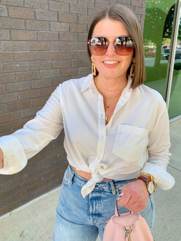 WITH CURVES WITHOUT LOOKING FRUMPY. READ STYLING TIPS HERE: http://www.juliamarieb.com/2019/05/20/how-to-wear-mom-jeans-with-curves-and-not-look-frumpy/   @julia.marie.b