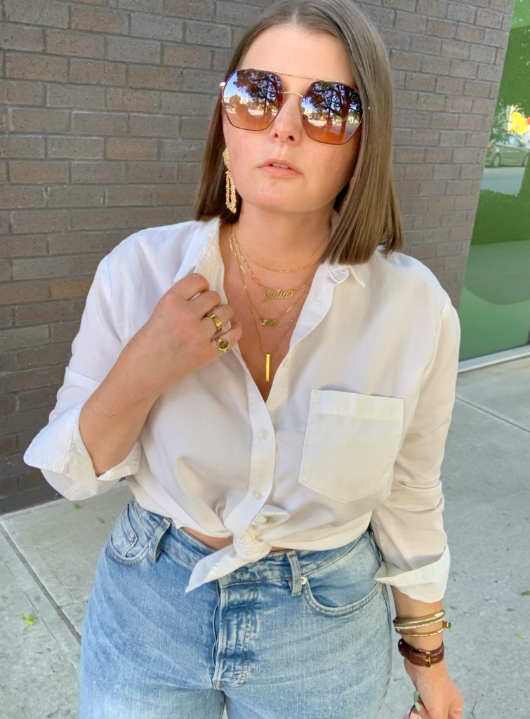 WITH CURVES WITHOUT LOOKING FRUMPY. READ STYLING TIPS HERE: http://www.juliamarieb.com/2019/05/20/how-to-wear-mom-jeans-with-curves-and-not-look-frumpy/   @julia.marie.b