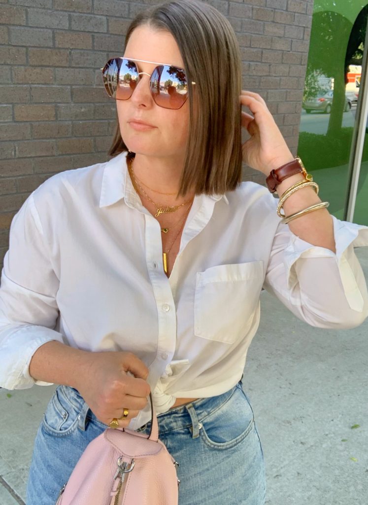 WITH CURVES WITHOUT LOOKING FRUMPY. READ STYLING TIPS HERE: http://www.juliamarieb.com/2019/05/20/how-to-wear-mom-jeans-with-curves-and-not-look-frumpy/   @julia.marie.b