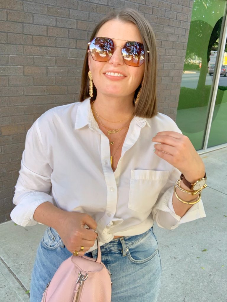 WITH CURVES WITHOUT LOOKING FRUMPY. READ STYLING TIPS HERE: http://www.juliamarieb.com/2019/05/20/how-to-wear-mom-jeans-with-curves-and-not-look-frumpy/   @julia.marie.b