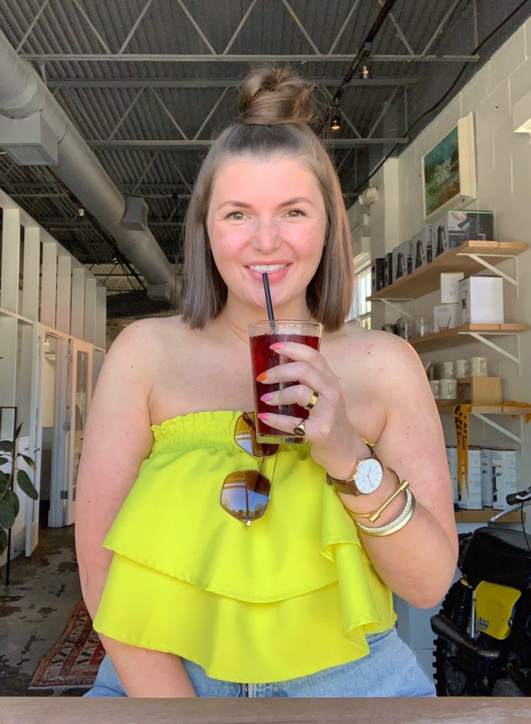 CASUAL SUMMER OUTFIT: MOM JEANS + RUFFLE CROP TOP. SHOP LOOK HERE: http://www.juliamarieb.com/2019/06/25/lime-ruffle-top-+-mom-jeans/ @julia.marie.b