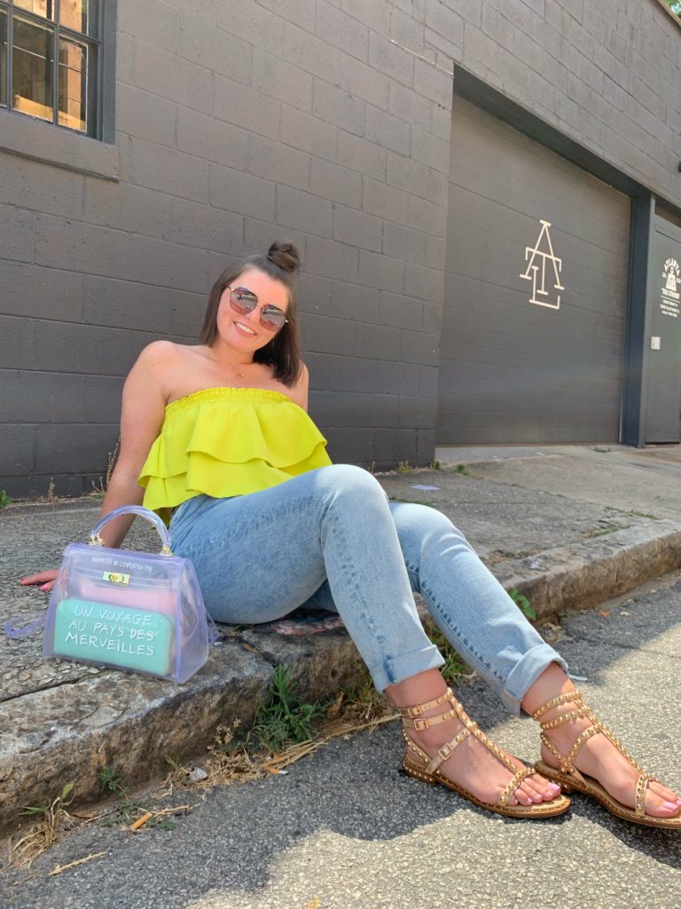 CASUAL SUMMER OUTFIT: MOM JEANS + RUFFLE CROP TOP. SHOP LOOK HERE: http://www.juliamarieb.com/2019/06/25/lime-ruffle-top-+-mom-jeans/ @julia.marie.b