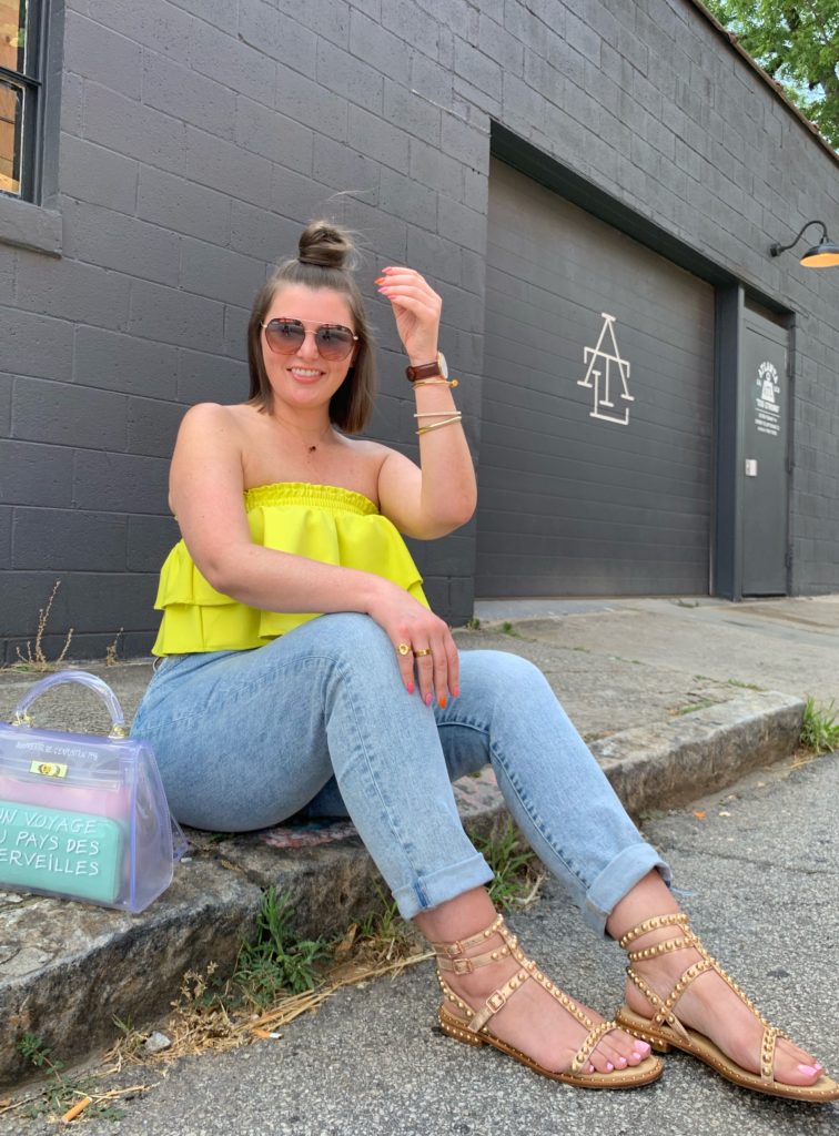 CASUAL SUMMER OUTFIT: MOM JEANS + RUFFLE CROP TOP. SHOP LOOK HERE: http://www.juliamarieb.com/2019/06/25/lime-ruffle-top-+-mom-jeans/ @julia.marie.b