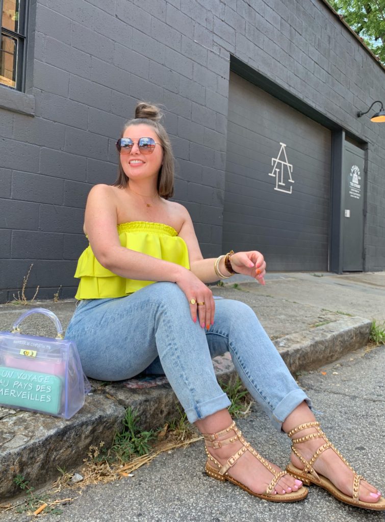 CASUAL SUMMER OUTFIT: MOM JEANS + RUFFLE CROP TOP. SHOP LOOK HERE: http://www.juliamarieb.com/2019/06/25/lime-ruffle-top-+-mom-jeans/ @julia.marie.b