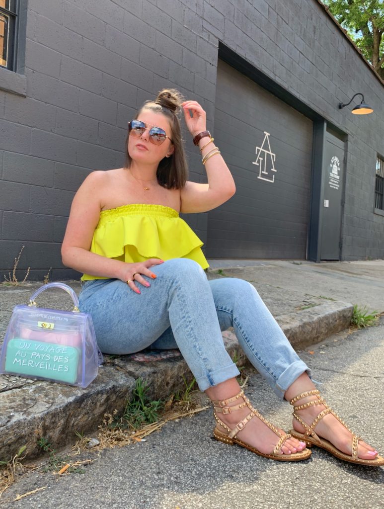 CASUAL SUMMER OUTFIT: MOM JEANS + RUFFLE CROP TOP. SHOP LOOK HERE: http://www.juliamarieb.com/2019/06/25/lime-ruffle-top-+-mom-jeans/ @julia.marie.b