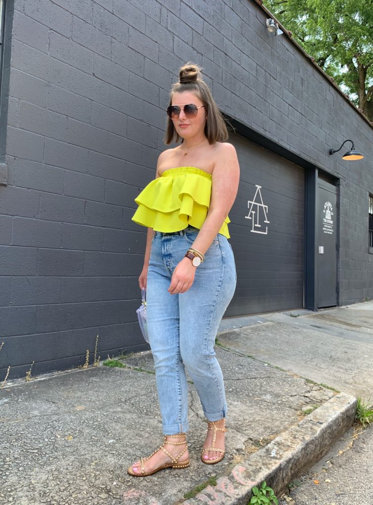 CASUAL SUMMER OUTFIT: MOM JEANS + RUFFLE CROP TOP. SHOP LOOK HERE: http://www.juliamarieb.com/2019/06/25/lime-ruffle-top-+-mom-jeans/ @julia.marie.b