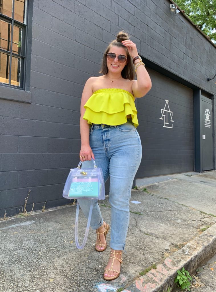 CASUAL SUMMER OUTFIT: MOM JEANS + RUFFLE CROP TOP. SHOP LOOK HERE: http://www.juliamarieb.com/2019/06/25/lime-ruffle-top-+-mom-jeans/ @julia.marie.b