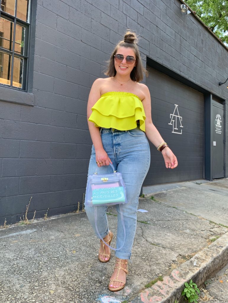 CASUAL SUMMER OUTFIT: MOM JEANS + RUFFLE CROP TOP. SHOP LOOK HERE: http://www.juliamarieb.com/2019/06/25/lime-ruffle-top-+-mom-jeans/ @julia.marie.b