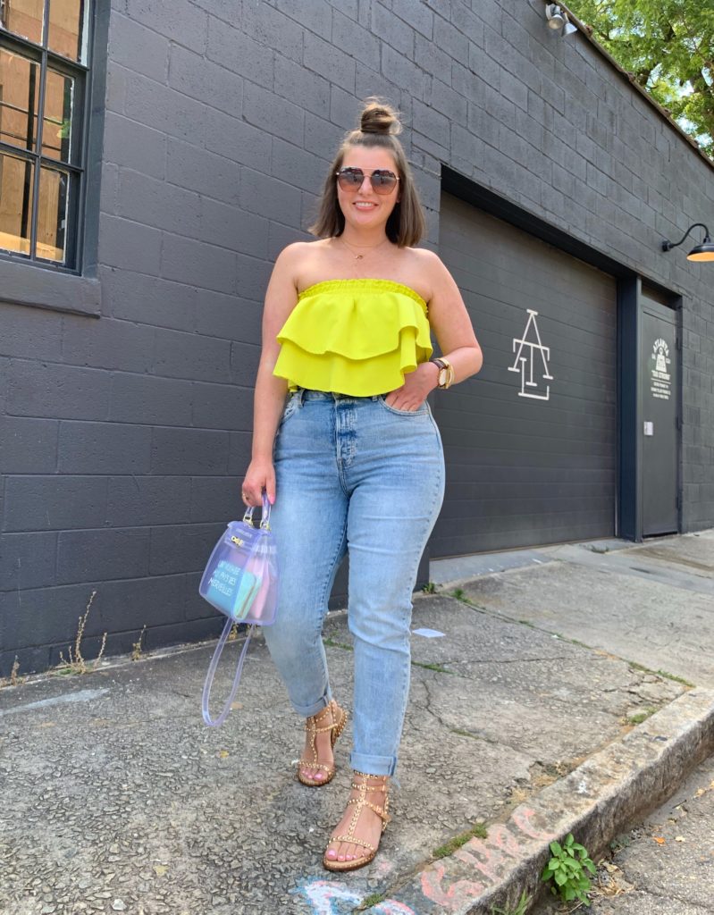 CASUAL SUMMER OUTFIT: MOM JEANS + RUFFLE CROP TOP. SHOP LOOK HERE: http://www.juliamarieb.com/2019/06/25/lime-ruffle-top-+-mom-jeans/ @julia.marie.b