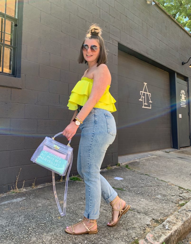 CASUAL SUMMER OUTFIT: MOM JEANS + RUFFLE CROP TOP. SHOP LOOK HERE: http://www.juliamarieb.com/2019/06/25/lime-ruffle-top-+-mom-jeans/ @julia.marie.b