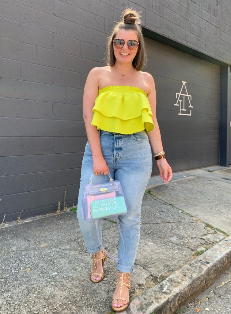 CASUAL SUMMER OUTFIT: MOM JEANS + RUFFLE CROP TOP. SHOP LOOK HERE: http://www.juliamarieb.com/2019/06/25/lime-ruffle-top-+-mom-jeans/ @julia.marie.b