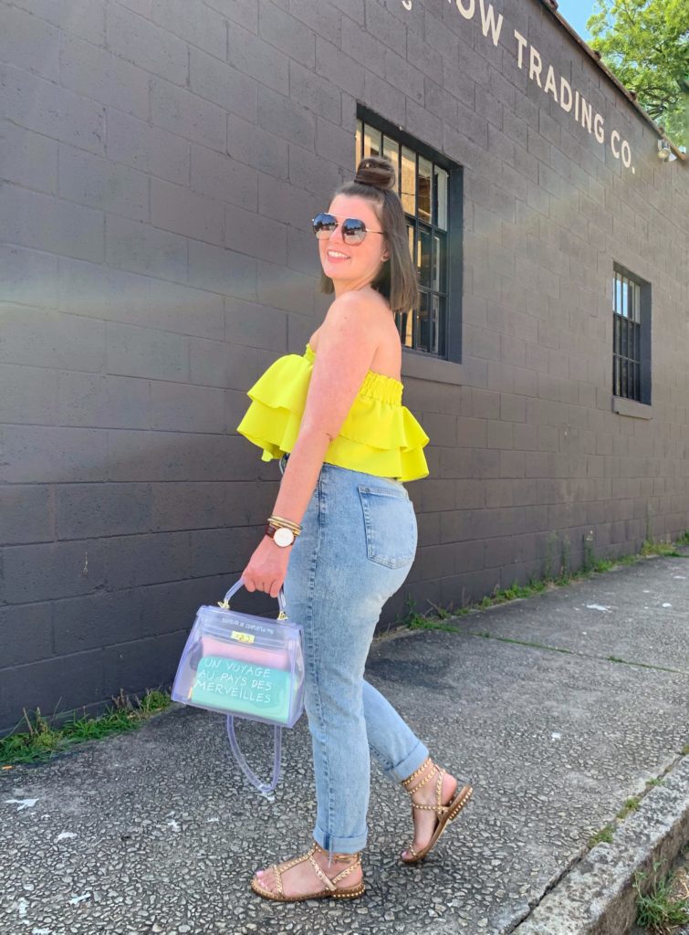 CASUAL SUMMER OUTFIT: MOM JEANS + RUFFLE CROP TOP. SHOP LOOK HERE: http://www.juliamarieb.com/2019/06/25/lime-ruffle-top-+-mom-jeans/ @julia.marie.b