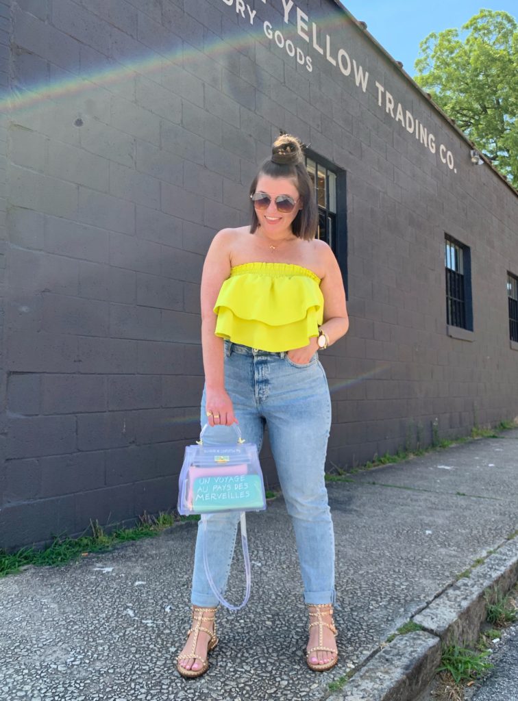 CASUAL SUMMER OUTFIT: MOM JEANS + RUFFLE CROP TOP. SHOP LOOK HERE: http://www.juliamarieb.com/2019/06/25/lime-ruffle-top-+-mom-jeans/ @julia.marie.b