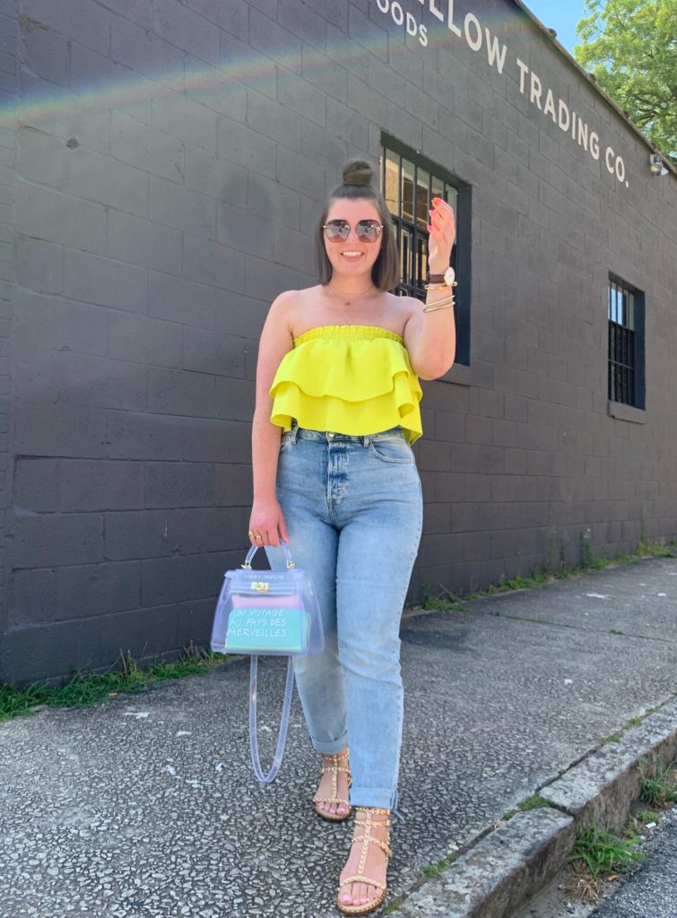 CASUAL SUMMER OUTFIT: MOM JEANS + RUFFLE CROP TOP. SHOP LOOK HERE: http://www.juliamarieb.com/2019/06/25/lime-ruffle-top-+-mom-jeans/ @julia.marie.b