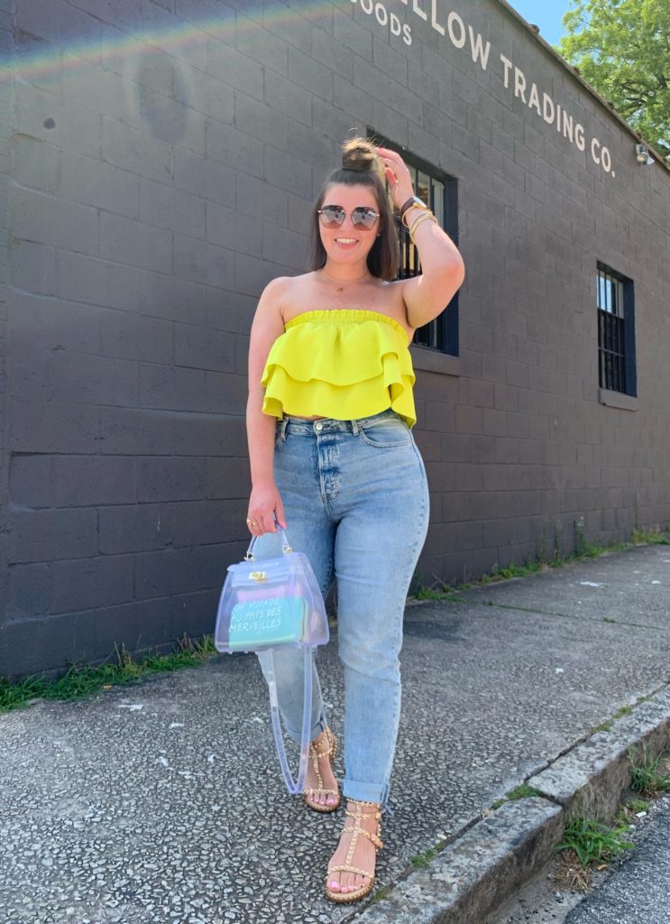 CASUAL SUMMER OUTFIT: MOM JEANS + RUFFLE CROP TOP. SHOP LOOK HERE: http://www.juliamarieb.com/2019/06/25/lime-ruffle-top-+-mom-jeans/ @julia.marie.b