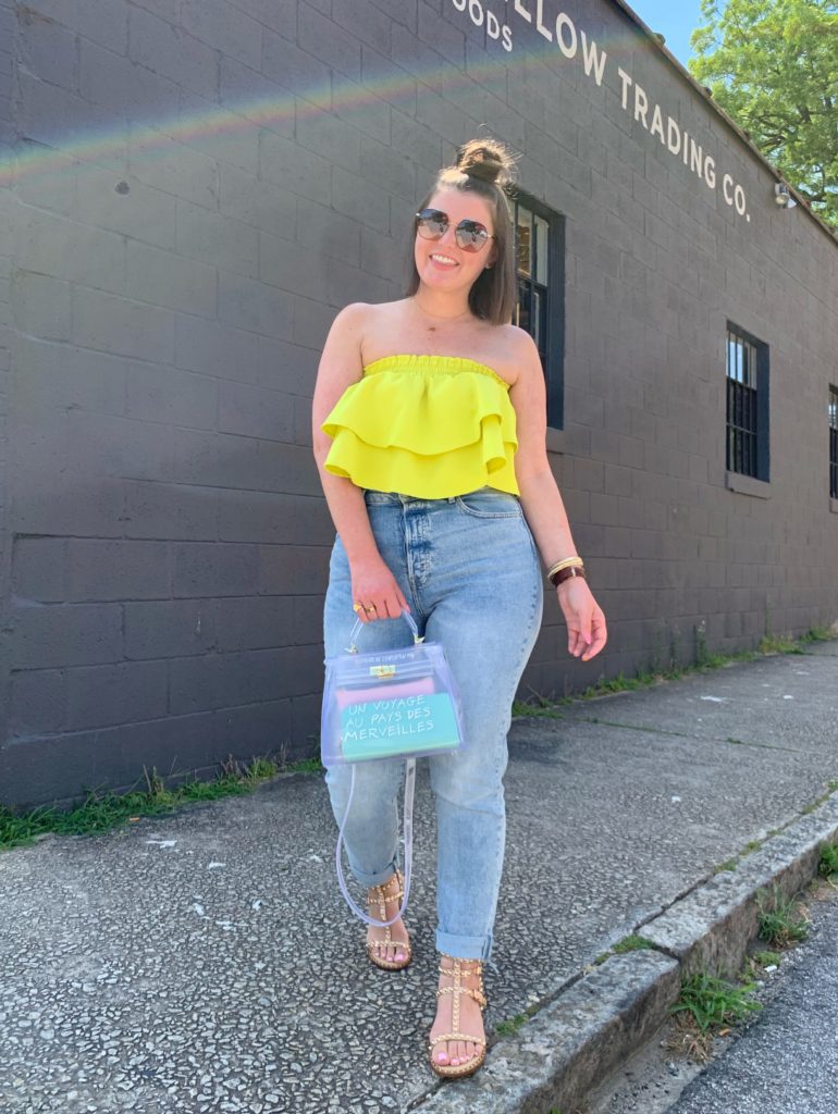 CASUAL SUMMER OUTFIT: MOM JEANS + RUFFLE CROP TOP. SHOP LOOK HERE: http://www.juliamarieb.com/2019/06/25/lime-ruffle-top-+-mom-jeans/ @julia.marie.b