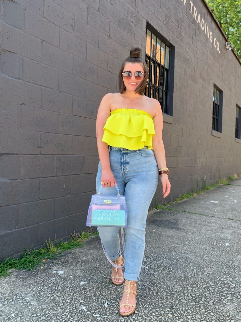 CASUAL SUMMER OUTFIT: MOM JEANS + RUFFLE CROP TOP. SHOP LOOK HERE: http://www.juliamarieb.com/2019/06/25/lime-ruffle-top-+-mom-jeans/   @julia.marie.b