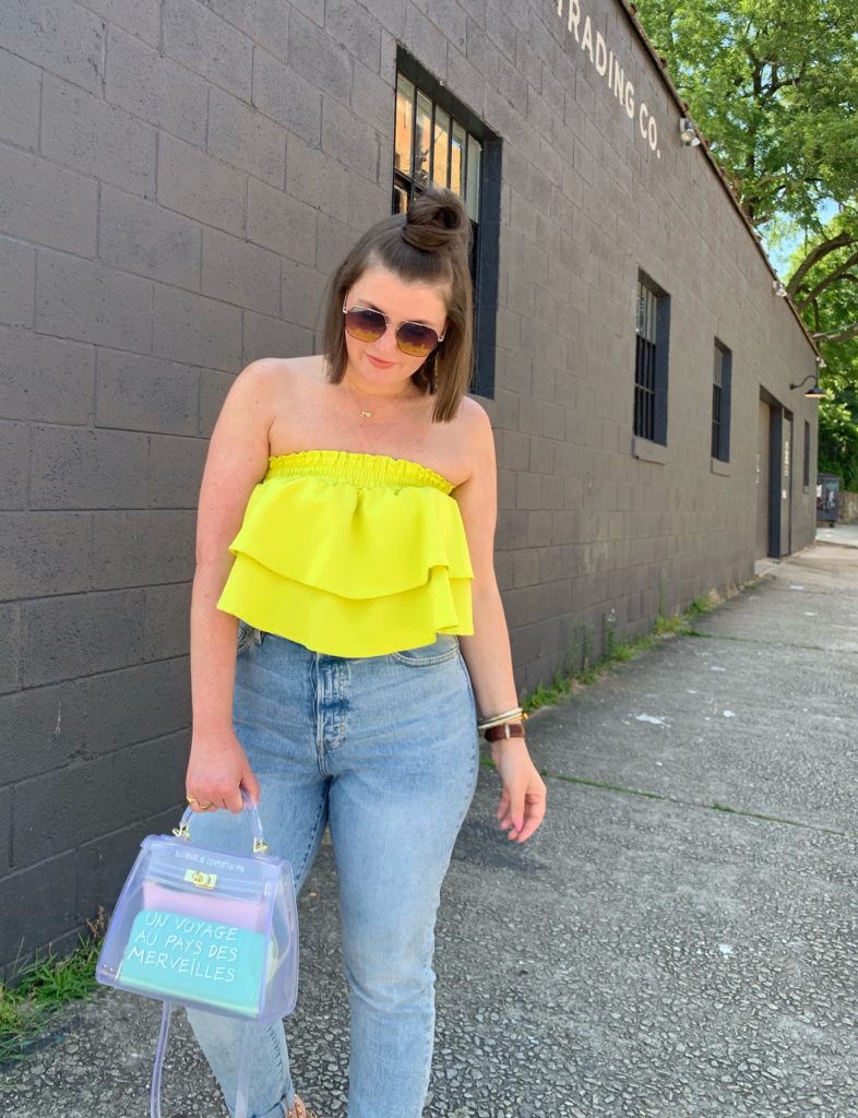 CASUAL SUMMER OUTFIT: MOM JEANS + RUFFLE CROP TOP. SHOP LOOK HERE: http://www.juliamarieb.com/2019/06/25/lime-ruffle-top-+-mom-jeans/ @julia.marie.b