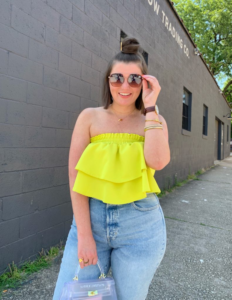 CASUAL SUMMER OUTFIT: MOM JEANS + RUFFLE CROP TOP. SHOP LOOK HERE: http://www.juliamarieb.com/2019/06/25/lime-ruffle-top-+-mom-jeans/ @julia.marie.b