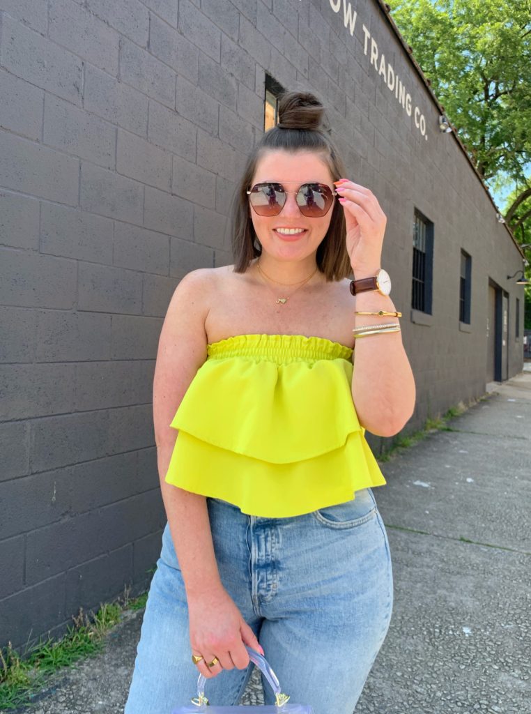 CASUAL SUMMER OUTFIT: MOM JEANS + RUFFLE CROP TOP. SHOP LOOK HERE: http://www.juliamarieb.com/2019/06/25/lime-ruffle-top-+-mom-jeans/ @julia.marie.b