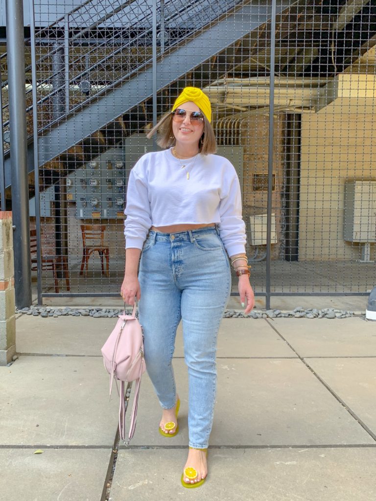 SUMMER OUTFIT: HOW TO STYLE DENIM AND WHITE OUTFIT. READ MORE HERE: http://www.juliamarieb.com/2019/06/11/summer-trend-how-to-wear-a-turban-with-a-casual-look/   @julia.marie.b