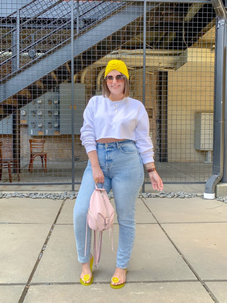 SUMMER OUTFIT: HOW TO STYLE DENIM AND WHITE OUTFIT. READ MORE HERE: http://www.juliamarieb.com/2019/06/11/summer-trend-how-to-wear-a-turban-with-a-casual-look/   @julia.marie.b