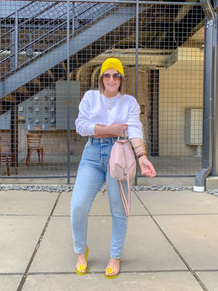 SUMMER OUTFIT: HOW TO STYLE DENIM AND WHITE OUTFIT. READ MORE HERE: http://www.juliamarieb.com/2019/06/11/summer-trend-how-to-wear-a-turban-with-a-casual-look/   @julia.marie.b