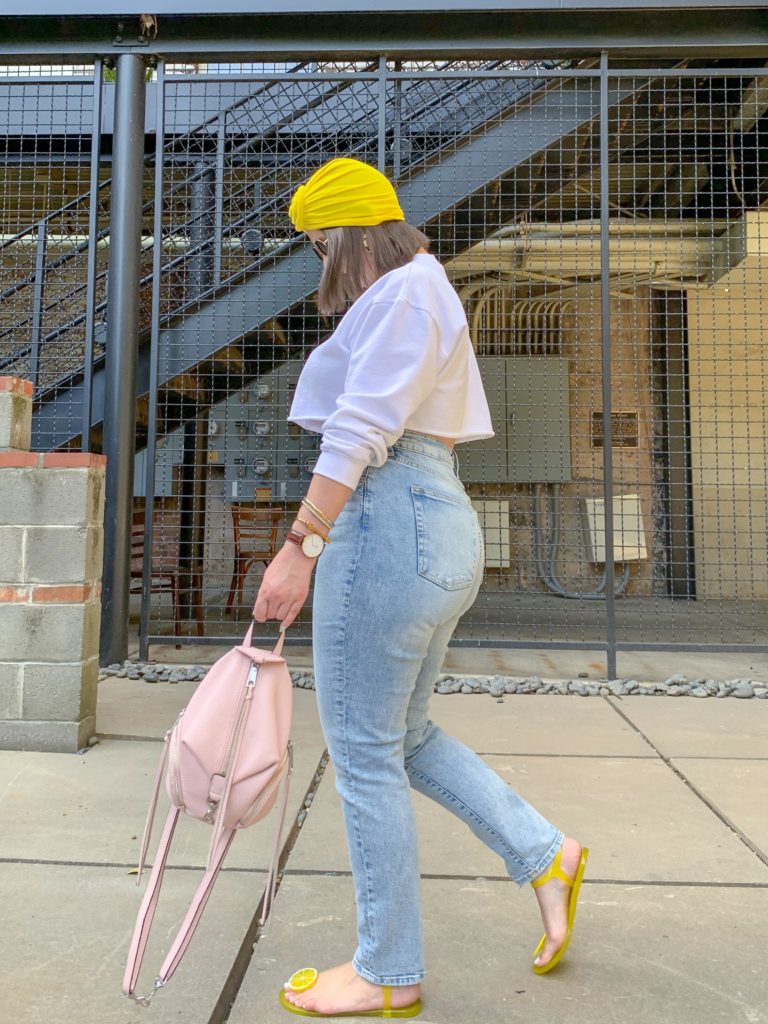 SUMMER OUTFIT: HOW TO STYLE DENIM AND WHITE OUTFIT. READ MORE HERE: http://www.juliamarieb.com/2019/06/11/summer-trend-how-to-wear-a-turban-with-a-casual-look/   @julia.marie.b