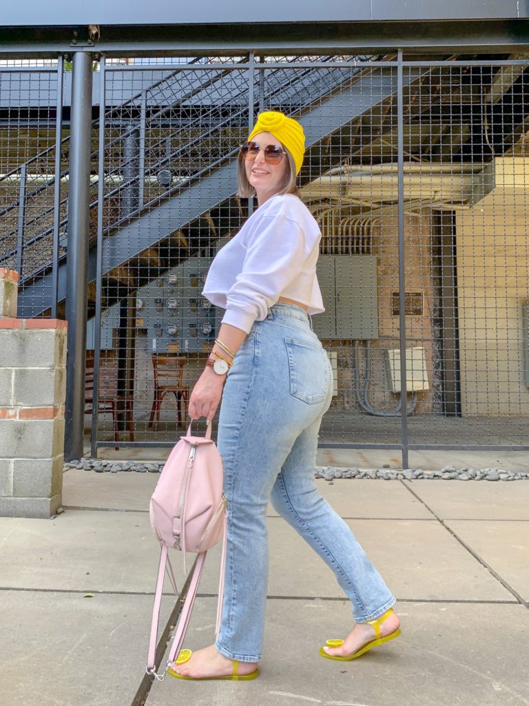 SUMMER OUTFIT: HOW TO STYLE DENIM AND WHITE OUTFIT. READ MORE HERE: http://www.juliamarieb.com/2019/06/11/summer-trend-how-to-wear-a-turban-with-a-casual-look/   @julia.marie.b