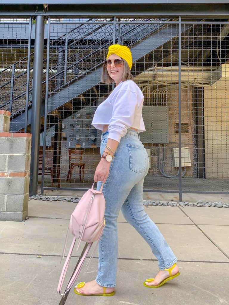 SUMMER OUTFIT: HOW TO STYLE DENIM AND WHITE OUTFIT. READ MORE HERE: http://www.juliamarieb.com/2019/06/11/summer-trend-how-to-wear-a-turban-with-a-casual-look/   @julia.marie.b