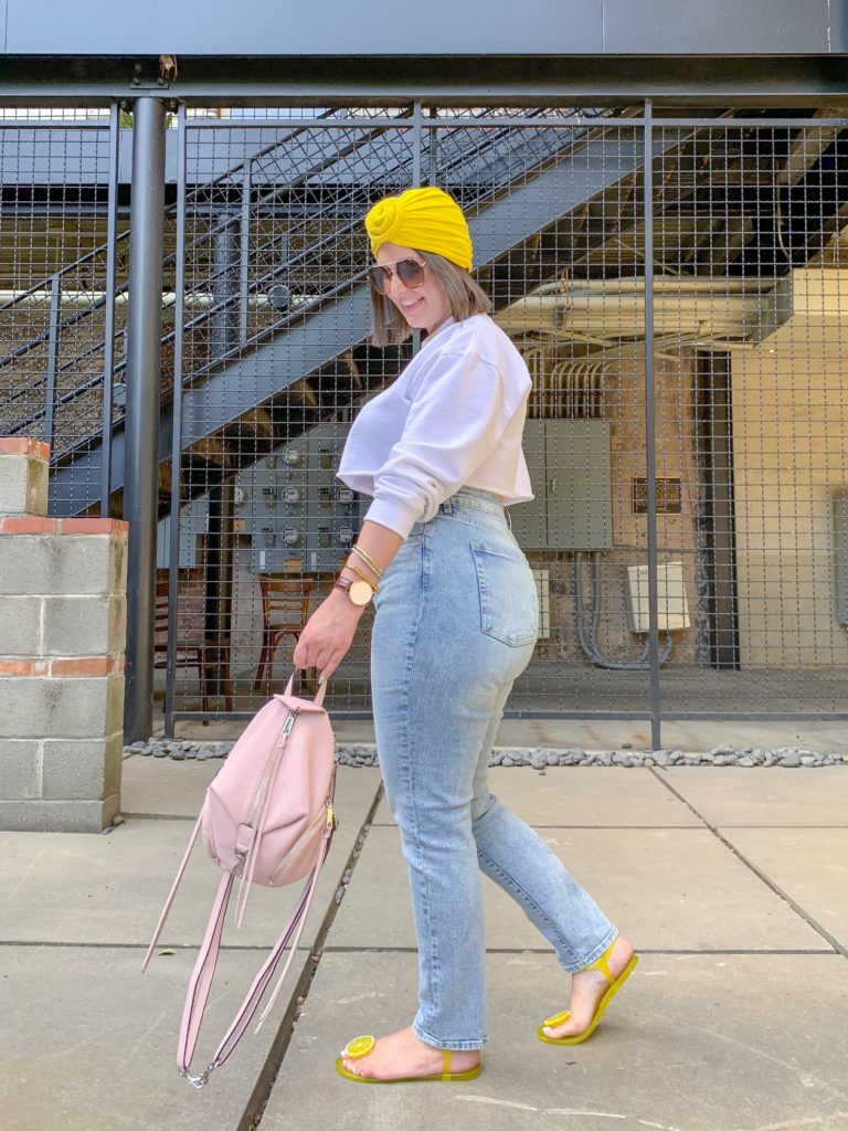 SUMMER OUTFIT: HOW TO STYLE DENIM AND WHITE OUTFIT. READ MORE HERE: http://www.juliamarieb.com/2019/06/11/summer-trend-how-to-wear-a-turban-with-a-casual-look/   @julia.marie.b