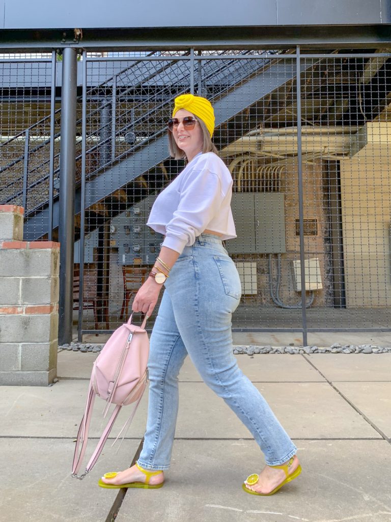 SUMMER OUTFIT: HOW TO STYLE DENIM AND WHITE OUTFIT. READ MORE HERE: http://www.juliamarieb.com/2019/06/11/summer-trend-how-to-wear-a-turban-with-a-casual-look/   @julia.marie.b